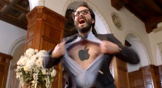 un hombre con el logo de Apple tatuado en el pecho en el nuevo spot de nokia lumia 920 windows phone en tigremata
