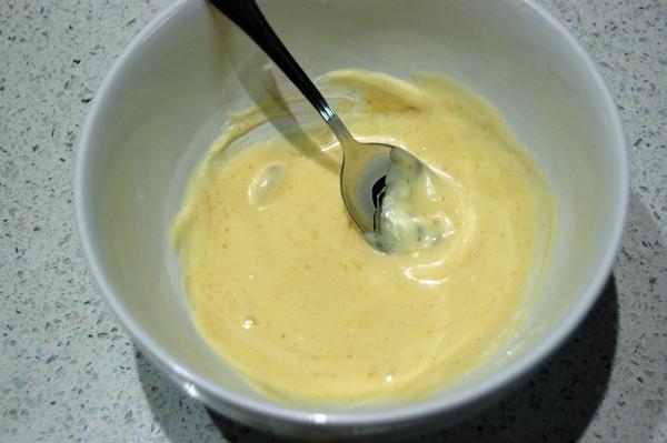 Cómo hacer la salsa de mostaza y miel fácil. Tosta de pollo con salsa de mostaza y miel y lascas de queso Parmesano