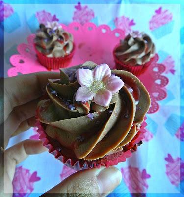 Cupcakes de chocolate con sirope de fresa