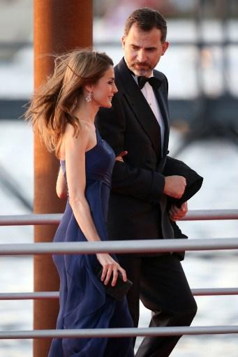 Letizia, repite vestido azul de Varela en la cena de los reyes Guillermo y Máxima de Holanda Letizia, repite vestido azul de Varela en la cena de los reyes Guillermo y Máxima de Holanda