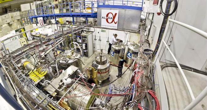 Científicos investigan si la antimateria se cae hacia arriba