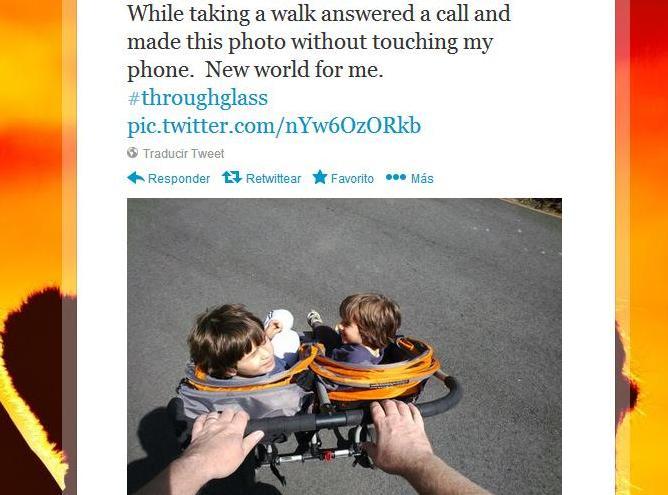 Personalmente este es el invento que mas me tiene alucinado, me parece de película. Mas que nada porque si ya estamos así, con gafas que tienen internet, proyectan pantallas, tienen aplicaciones, cámaras de foto/video de gran calidad, son cómodas...y viendo al ritmo que avanza la tecnología últimamente, ¿como serán en 10 años? Su lanzamiento comercial está previsto para 2014, aunque la mayor parte de lo que son las gafas, ya esta terminada. Quieren pulir detalles, crear apps, ver mas posibilidades, anunciarse mas, etc. Incluso ya hay gente que tiene y está probando algún ejemplar de las gafas, como podemos ver aquí, en esta imagen que ha sido tomada con una de ellas, por parte de un ingeniero de Google. La imagen ha sido subida a twitter mediante las gafas, por lo que intuimos que tendrán una aplicación para integrar dicha página con las Google Glass. Fotografía publicada por uno de los ingenieros de Google mientras probaba las Glass