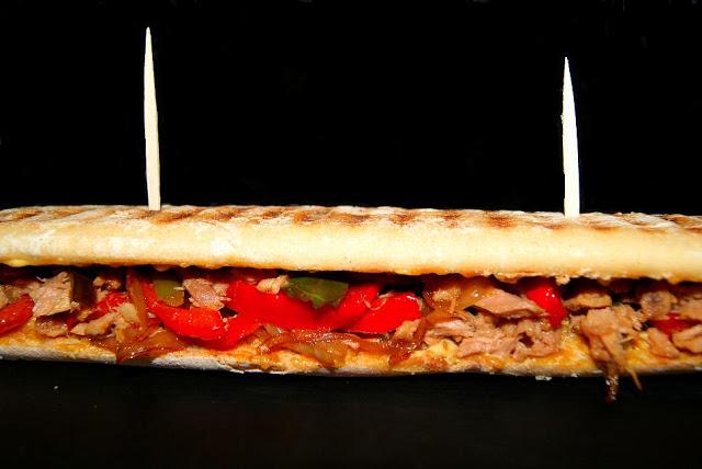Bocadillo de Bonito con Piperrada Bocadillo de Bonito con Piperrada