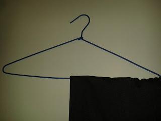 Cómo Colgar un Pantalón sin Que se Arrugue Cómo Colgar un Pantalón sin Que se Arrugue