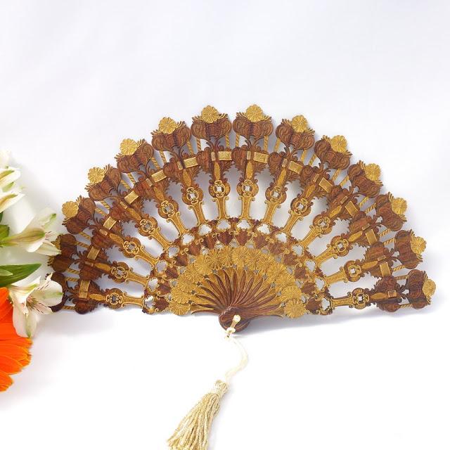 Orígenes del abanico de mano / Folding hand fans history Orígenes del abanico de mano / Folding hand fans history