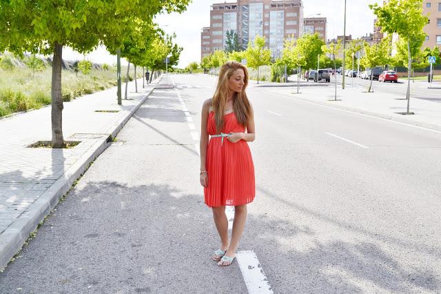 CORAL EVERYWHEREFeliz Lunes!!! Os traigo un look muy vera... CORAL EVERYWHEREFeliz Lunes!!! Os traigo un look muy vera...