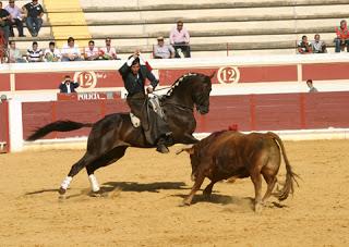 TRIPLE SALIDA A HOMBROS EN EL FESTEJO DE REJONES DE LUCENA