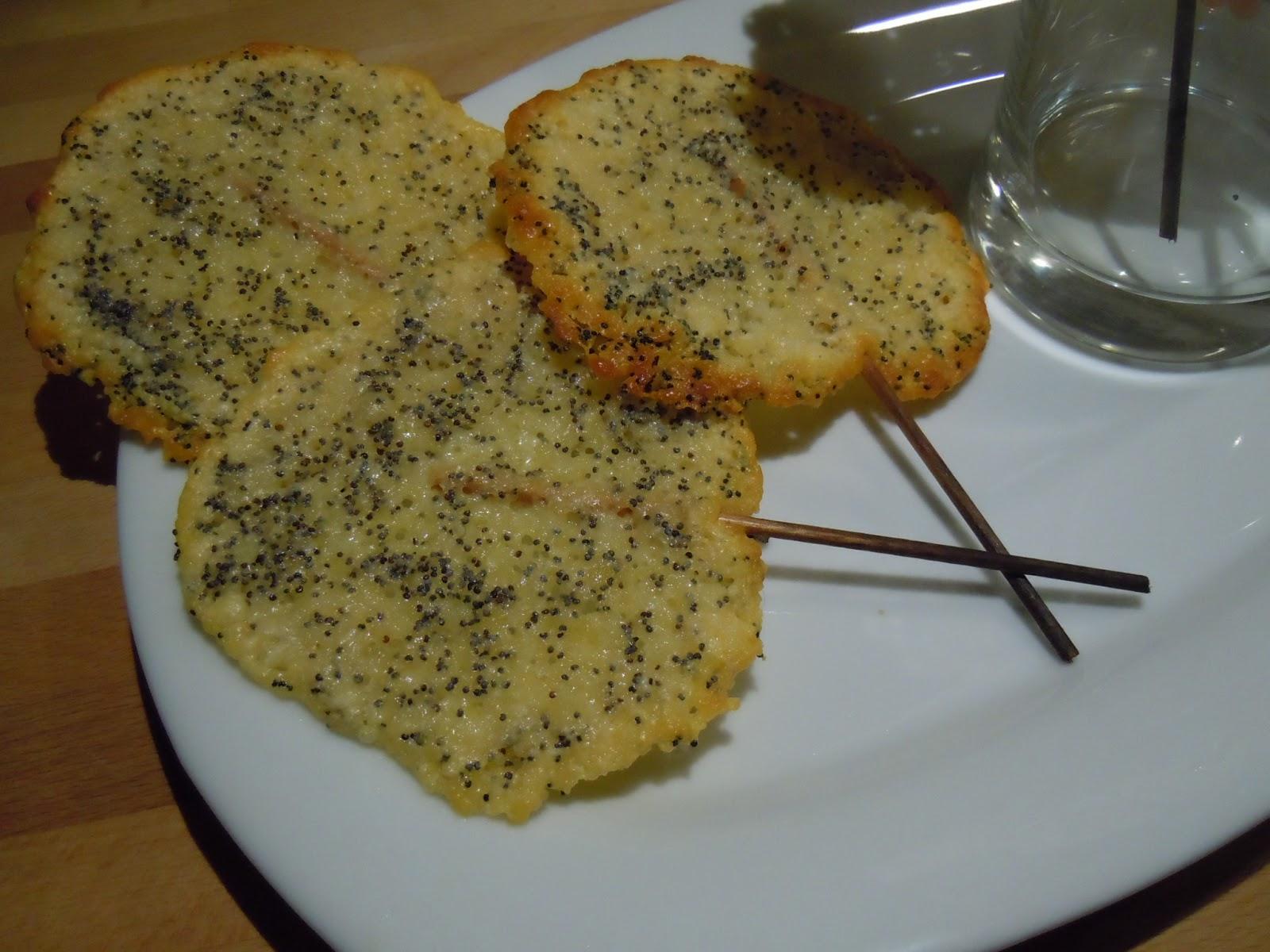 Piruletas de queso y semillas de amapola