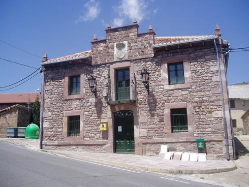 Brañosera (Palencia) fachada del consistorio de brañosera.