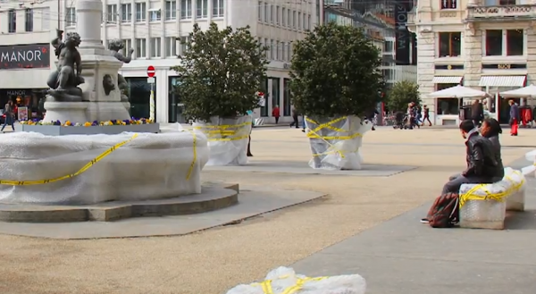 Una campaña que envuelve la ciudad en plástico de burbujas amor burbujas ambiente comercialización Wirz suizo ciclo la seguridad casco de la bici 2