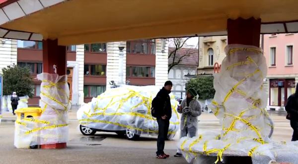 Una campaña que envuelve la ciudad en plástico de burbujas burbujas ambiente comercialización suiza Wirz amor bicicleta casco de la bici de seguridad 4