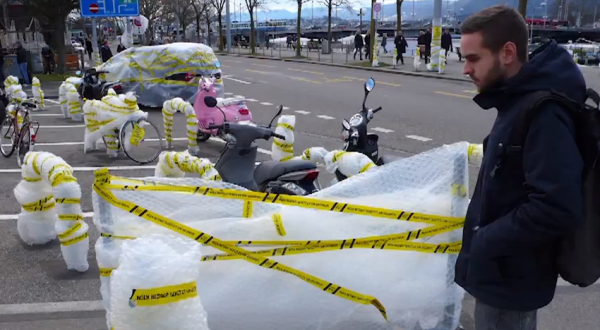 Una campaña que envuelve la ciudad en plástico de burbujas amor burbujas ambiente comercialización Wirz suizo ciclo la seguridad casco de bicicleta 3