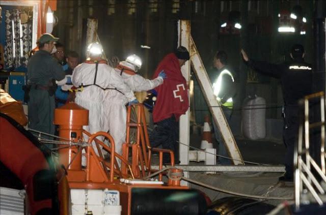 Rescatan a 18 inmigrantes de una patera interceptada en la costa de Almería Rescatan a 18 inmigrantes de una patera interceptada en la costa de Almería
