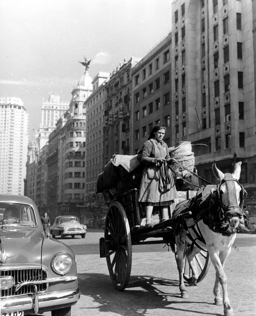 Una trapera recorre la Gran Vía de Madrid durante los años 60