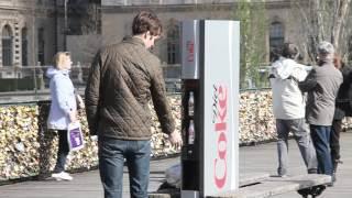 Coca-Cola Light lanza la vending machine más delgada del mundo cocacola