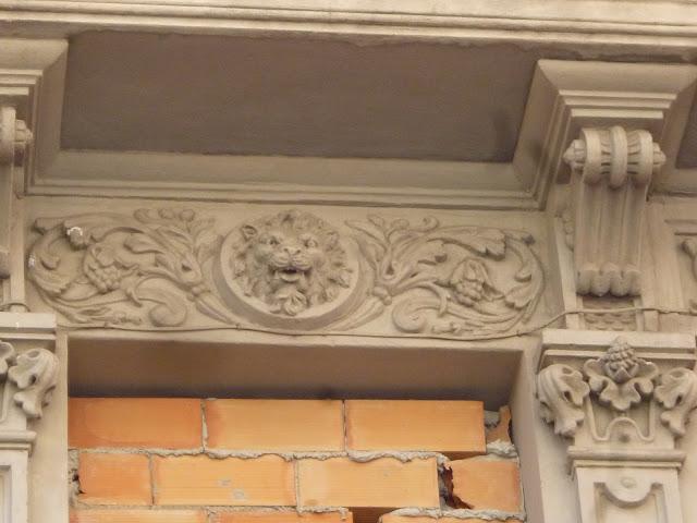 BARCELONA...LA CASA DE AGUSTIN ATZERIAS, EL HOMBRE QUE PACTÓ CON EL DEMONIO (1892), CALLE JOSEP TORRES , Nº 20, BARRIO DE GRÀCIA...7-05-2013... BARCELONA...LA CASA DE AGUSTIN ATZERIAS, EL HOMBRE QUE PACTÓ CON EL DEMONIO (1892), CALLE JOSEP TORRES , Nº 20, BARRIO DE GRÀCIA...7-05-2013...