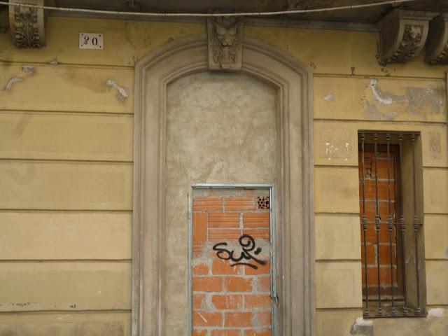 BARCELONA...LA CASA DE AGUSTIN ATZERIAS, EL HOMBRE QUE PACTÓ CON EL DEMONIO (1892), CALLE JOSEP TORRES , Nº 20, BARRIO DE GRÀCIA...7-05-2013... BARCELONA...LA CASA DE AGUSTIN ATZERIAS, EL HOMBRE QUE PACTÓ CON EL DEMONIO (1892), CALLE JOSEP TORRES , Nº 20, BARRIO DE GRÀCIA...7-05-2013...