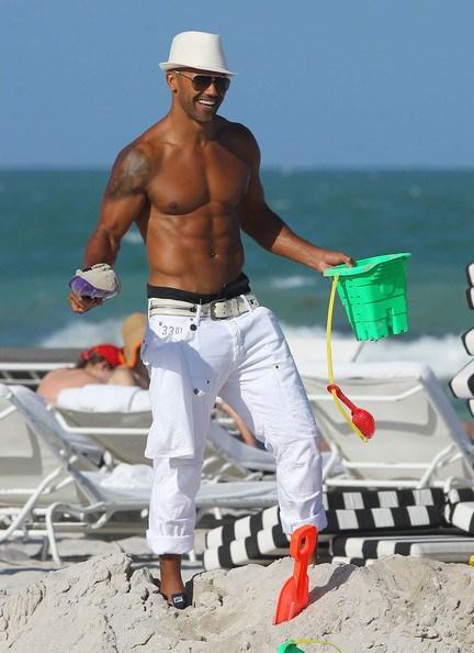¡Qué queda menos de un mes! Rick+Ross+Boys+Play+beach+Miami+bCO3kkPHU1Hl