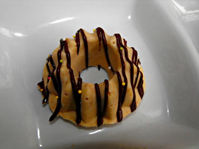 Bombones de chocolate blanco con galletas y cereales. Bombones de chocolate blanco con galletas y cereales.