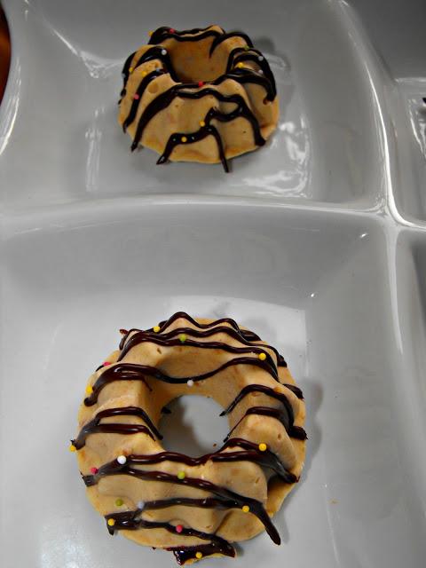 Bombones de chocolate blanco con galletas y cereales. Bombones de chocolate blanco con galletas y cereales.