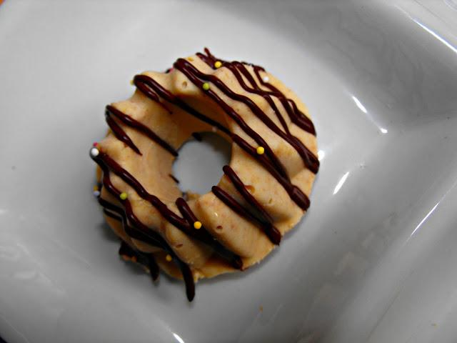 Bombones de chocolate blanco con galletas y cereales. Bombones de chocolate blanco con galletas y cereales.