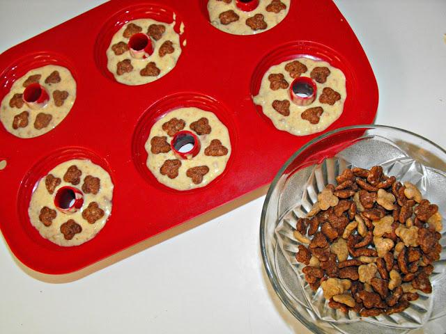 Bombones de chocolate blanco con galletas y cereales. Bombones de chocolate blanco con galletas y cereales.