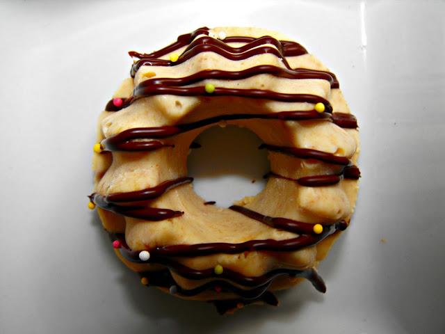 Bombones de chocolate blanco con galletas y cereales. Bombones de chocolate blanco con galletas y cereales.