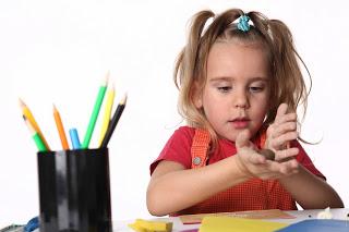 niña moldeando plastilina