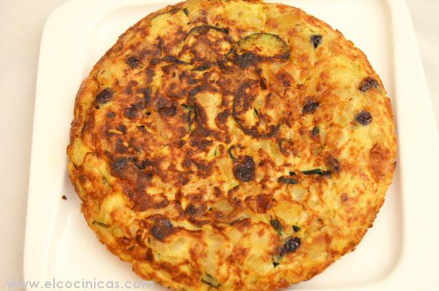 Tortilla de patatas con arándanos rojos y calabacín