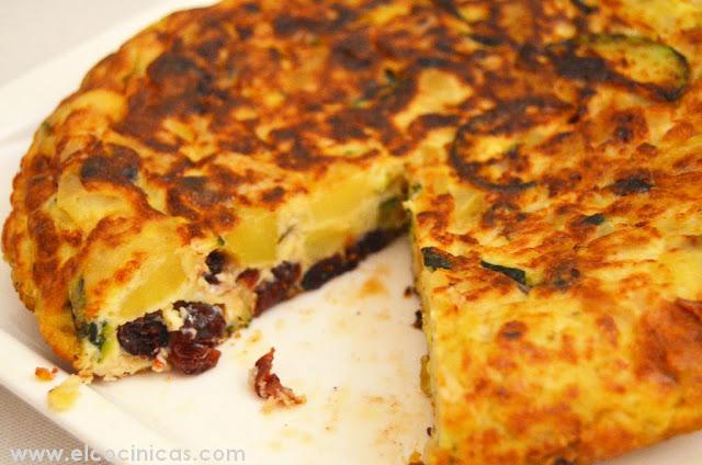 Tortilla de patatas con arándanos rojos y calabacín