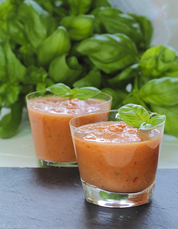 Gazpacho de tomate y pimiento rojo con albahaca Pepper and tomato gazpacho with basil