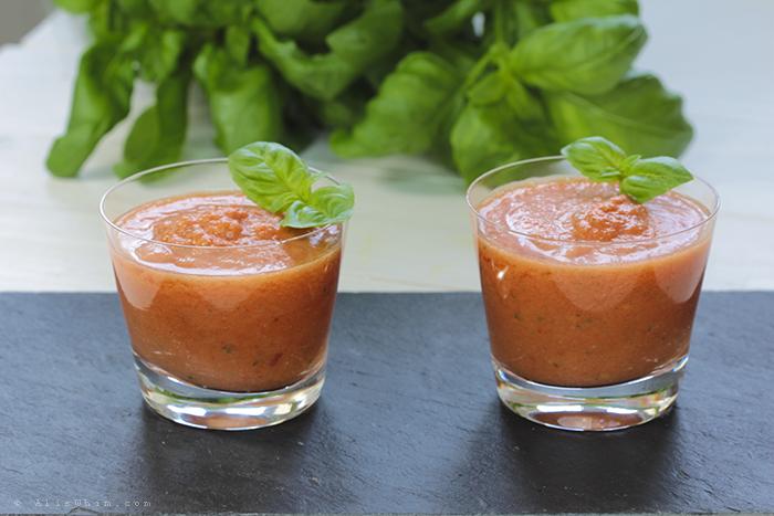 Gazpacho de tomate y pimiento rojo con albahaca Pepper and tomato gazpacho with basil