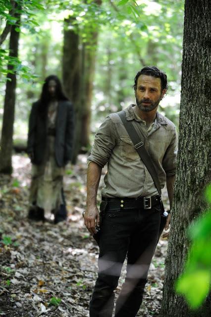 Alguien (o algo) acosa a Rick en la primera imagen de la 4ª temporada de 'The Walking Dead'