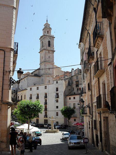 vista del ayuntamiento y la plaza del mismo nombre de Bocairente.