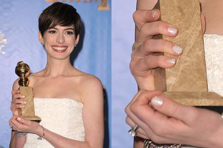 Nail art de Famosas: Uñas de Anne Hathaway en los Globos de Oro.