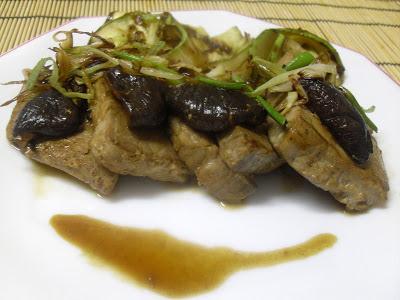 Atún con setas shiitakes, calabacín especiado y puerro Atún con setas shiitakes, calabacín especiado y puerro