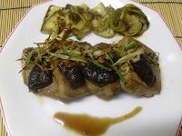 Atún con setas shiitakes, calabacín especiado y puerro Atún con setas shiitakes, calabacín especiado y puerro