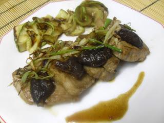 Atún con setas shiitakes, calabacín especiado y puerro Atún con setas shiitakes, calabacín especiado y puerro