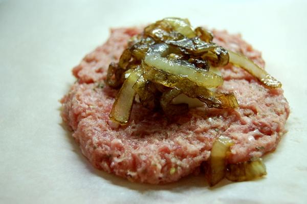 Hamburguesas rellenas de cebolla caramelizada y queso de cabra Hamburguesas rellenas de cebolla caramelizada y queso de cabra