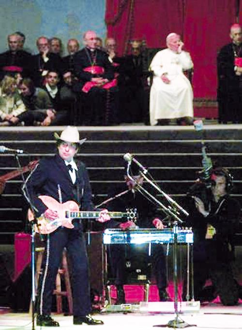 La conversión de Bob Dylan, tras cantar ante Juan Pablo II