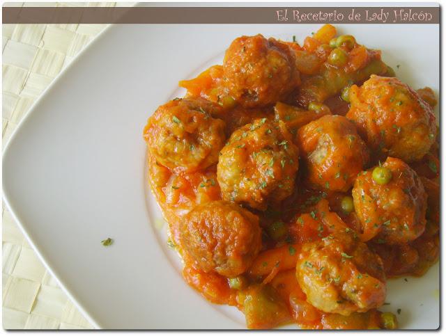 Albóndigas con verduras en salsa de tomate