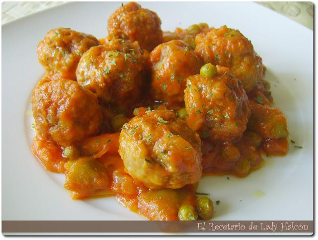 Albóndigas con verduras en salsa de tomate