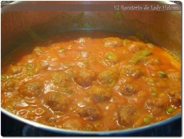 Albóndigas con verduras en salsa de tomate