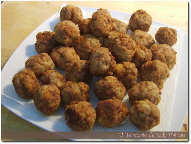 Albóndigas con verduras en salsa de tomate