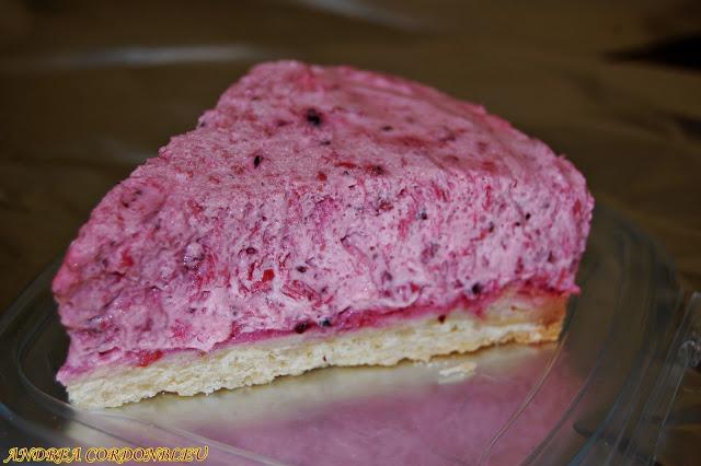 SEMIFRÍO DE FRUTOS ROJOS CON BASE DE MASA QUEBRADA SEMIFRÍO DE FRUTOS ROJOS CON BASE DE MASA QUEBRADA