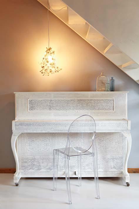 Un piano con acabado de encaje Un piano con acabado de encaje