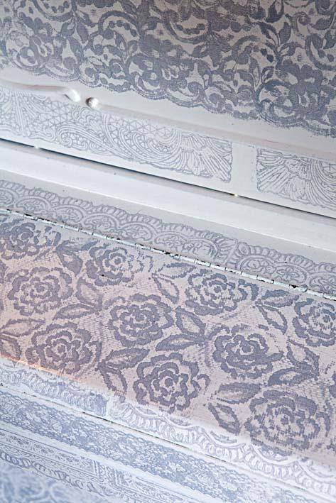 Un piano con acabado de encaje Un piano con acabado de encaje