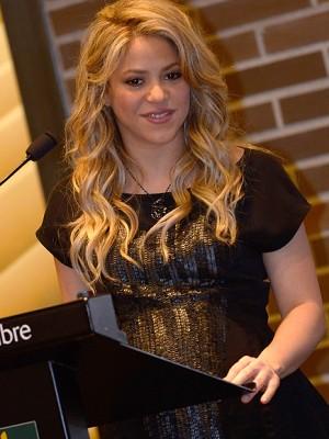 Shakira recibe su primer regalo del día de la madre