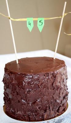 Layer cake de chocolate con cobertura de chocolate al maracuya o fruta de la pasión