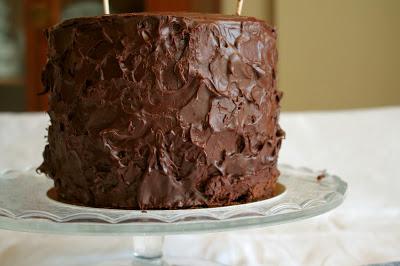 Layer cake de chocolate con cobertura de chocolate al maracuya o fruta de la pasión